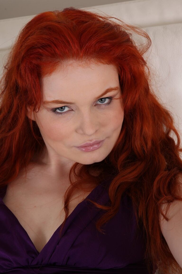 21P Ruiva MILF com peitos pequenos Barbara Babeurre brinca com sua buceta peluda