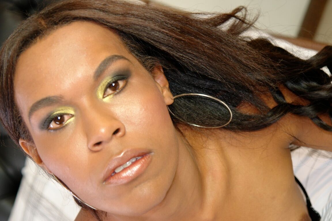 17P Atraente travesti Nicky B exibe seu corpo magro