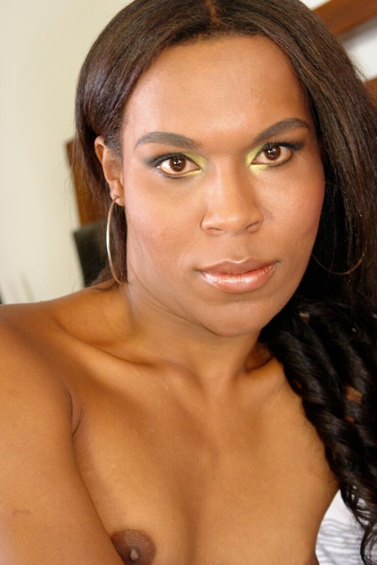 17P Atraente travesti Nicky B exibe seu corpo magro