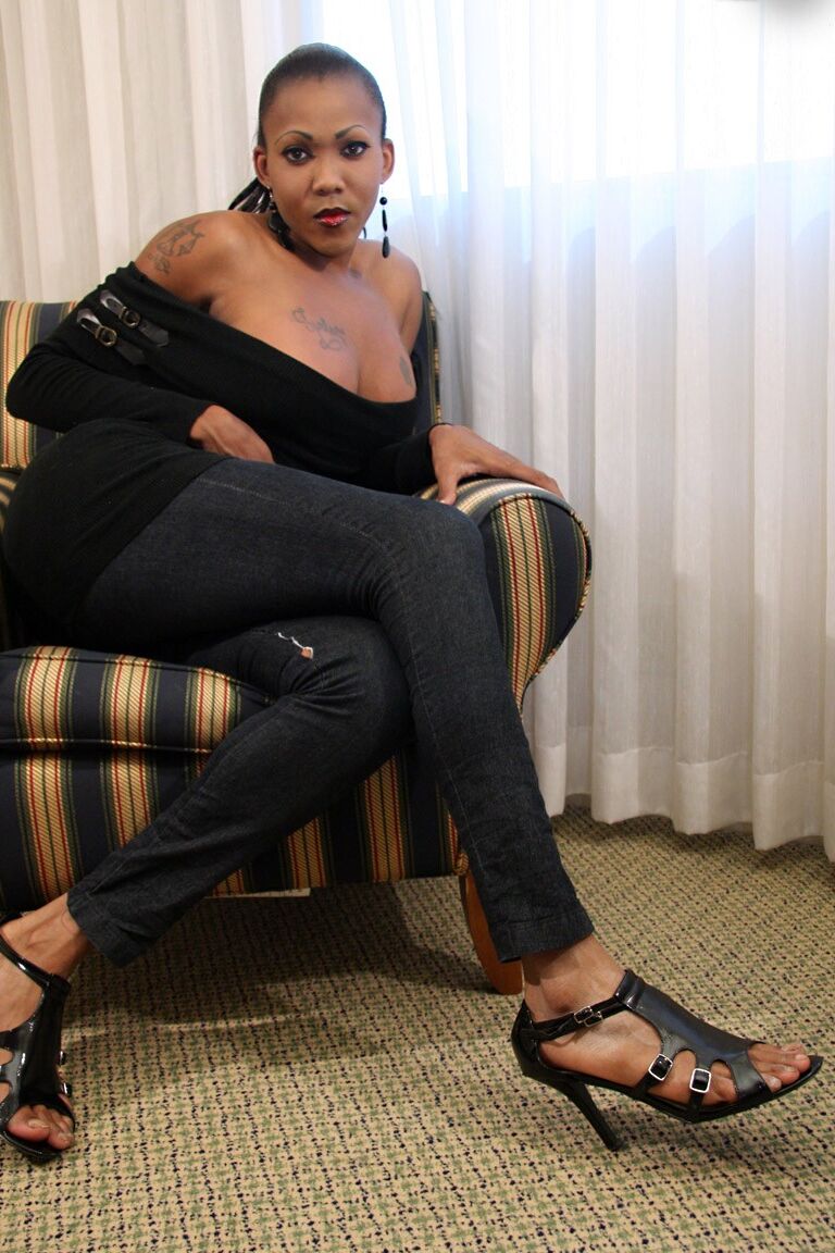 16P Noir TGirls Andrea