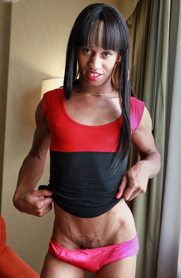 15P alta tgirl preta petite com pau grande