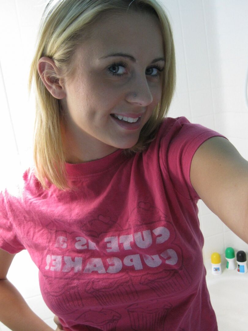 21P A loira gostosa Mae Meyers tirando selfies nuas de seus peitos suculentos