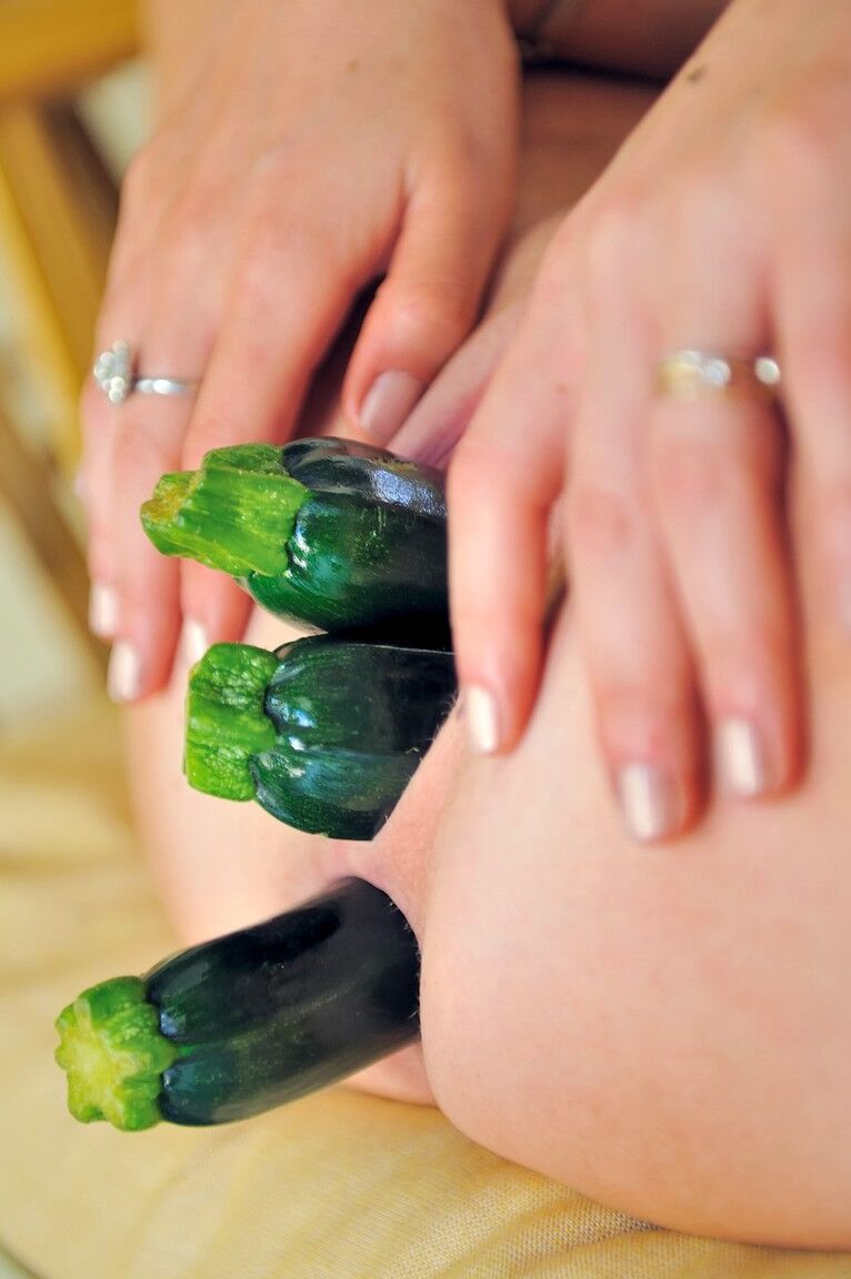20P Lilith, une jolie fille aux cheveux noirs, enfonce des légumes dans ses trous d'amour