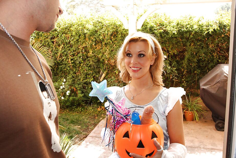 16P La tetona Ashley Sweet muestra sus impresionantes habilidades de garganta profunda