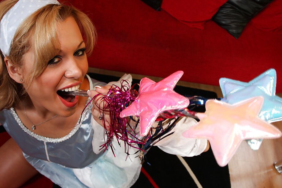 16P La tetona Ashley Sweet muestra sus impresionantes habilidades de garganta profunda