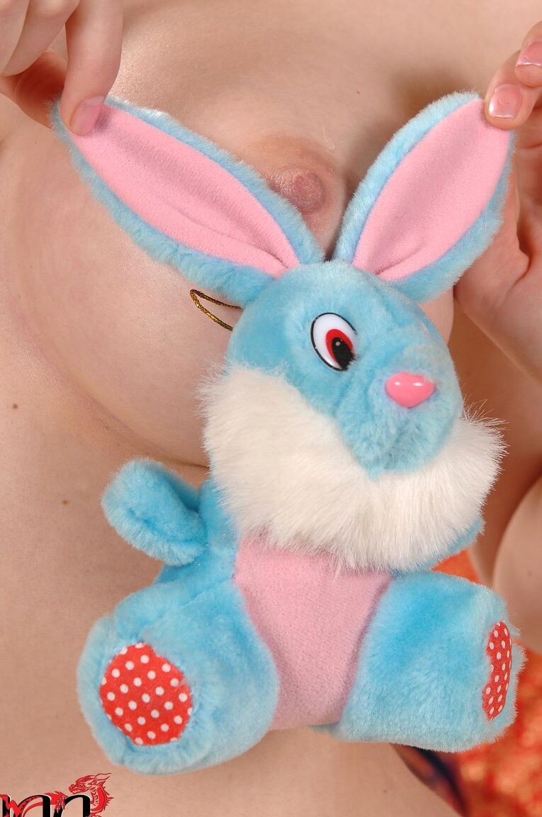 21P Antonia, lapine blonde aux gros seins, se déshabille et expérimente de nouveaux jouets sexuels