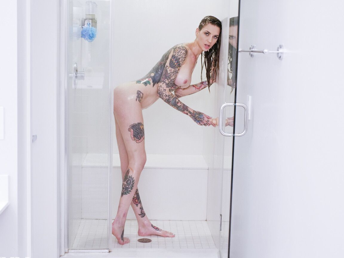 21P La joven tatuada de cuerpo esbelto Rocky Emerson hace alarde de sus tetas en la ducha
