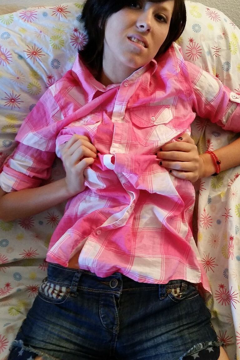 21P La dulzura amateur Velvetine hace alarde de sus grandes tetas