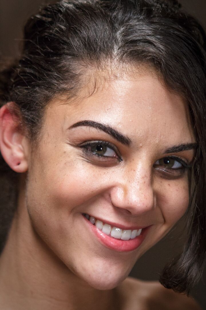 21P La brune aux gros seins Bonnie Rotten se fait ligoter et jouer