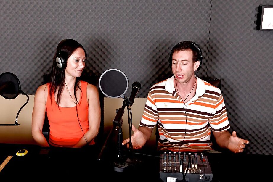 16P MILF aux gros seins dans le bureau de la radio Sophia Lomeli s'est fait baiser en hardcore
