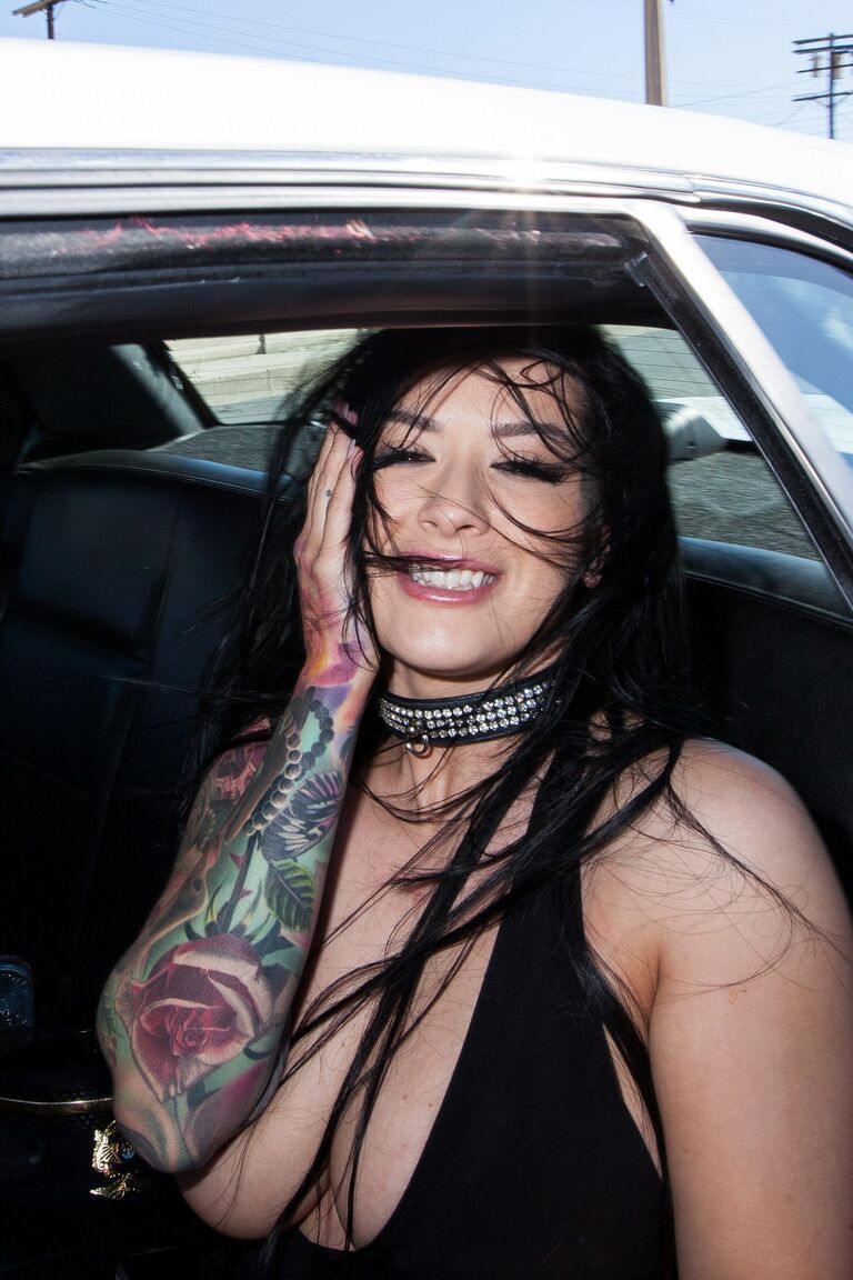15P A morena tatuada Katrina Jade vira o pássaro antes do sexo com um grande galo negro