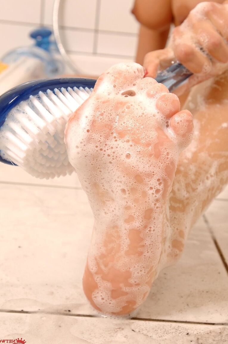 21P La impresionante rubia Mandy Dee se lava los pies sucios antes de lamerse el dedo