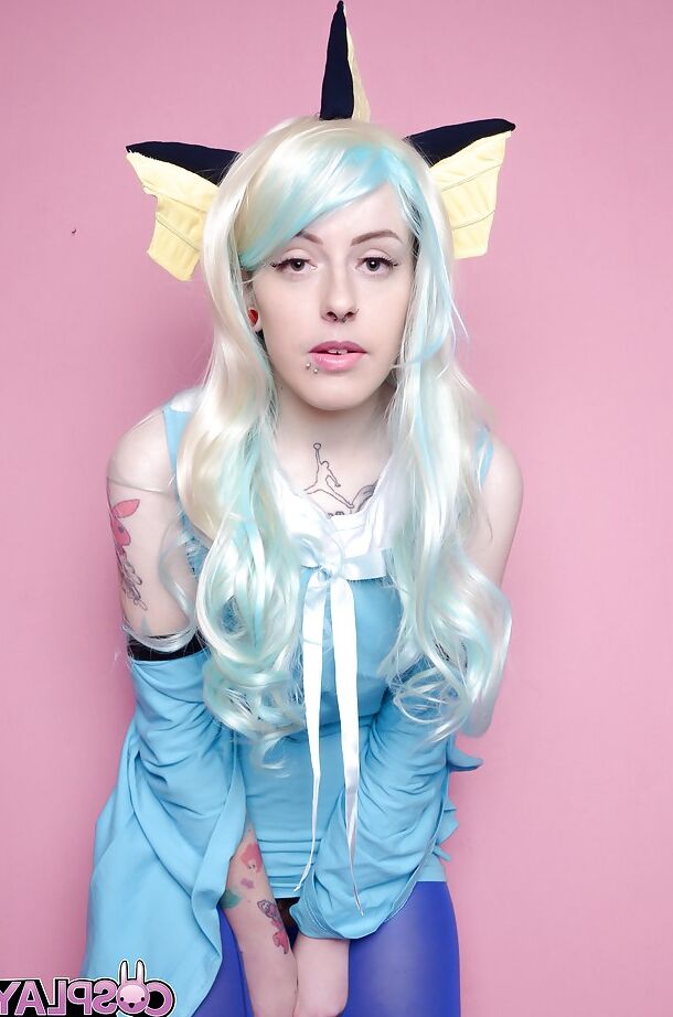 16P Fetish freak Skyler Synn toying twat in cosplay outfit for babe photo shoot
