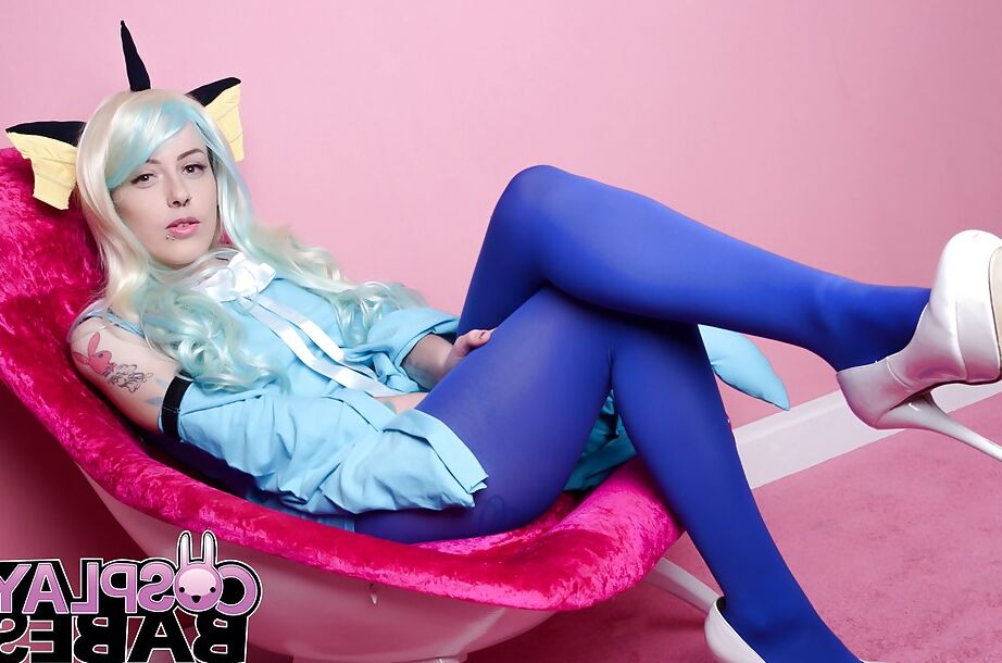 16P Fetish freak Skyler Synn toying twat in cosplay outfit for babe photo shoot