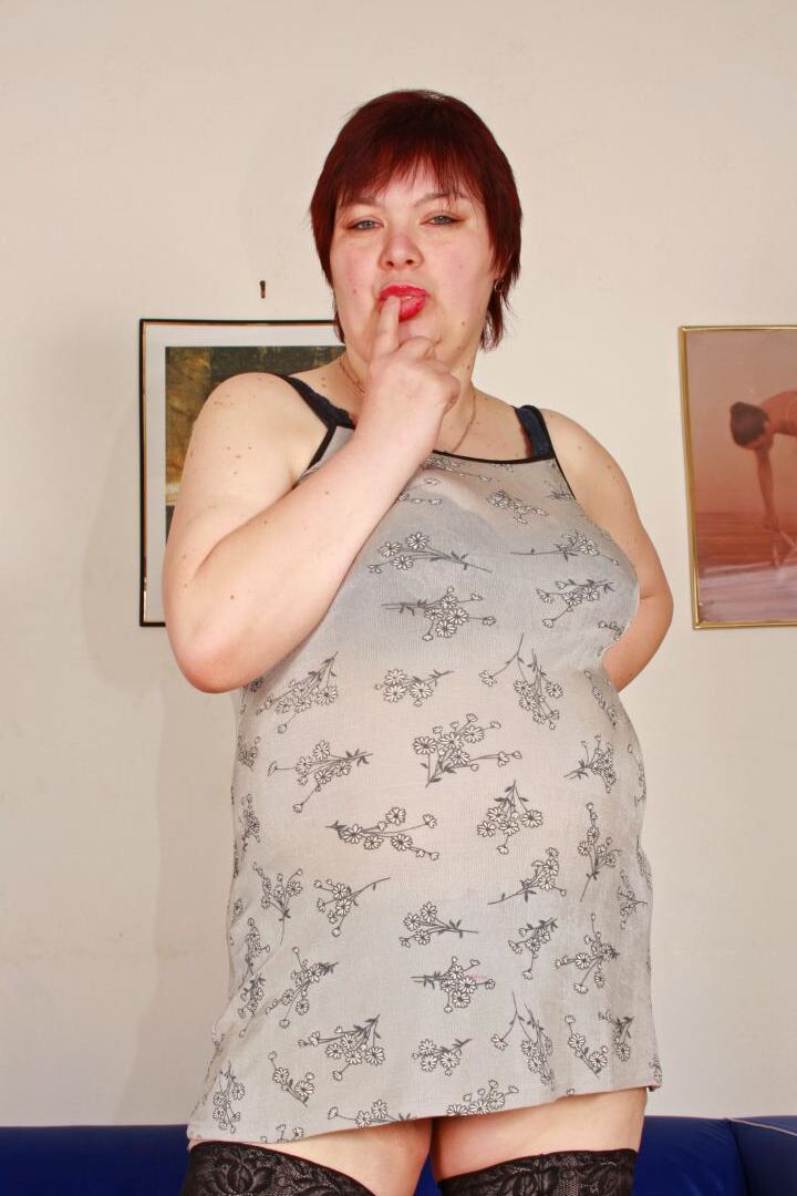17P Fat lady with floppy boobs spreads her labia lips prior to fucking