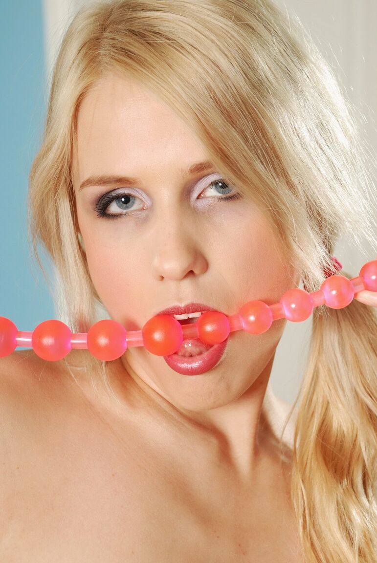 21P Süße Blondine mit großen Brüsten Keira zieht ihren Body aus und masturbiert