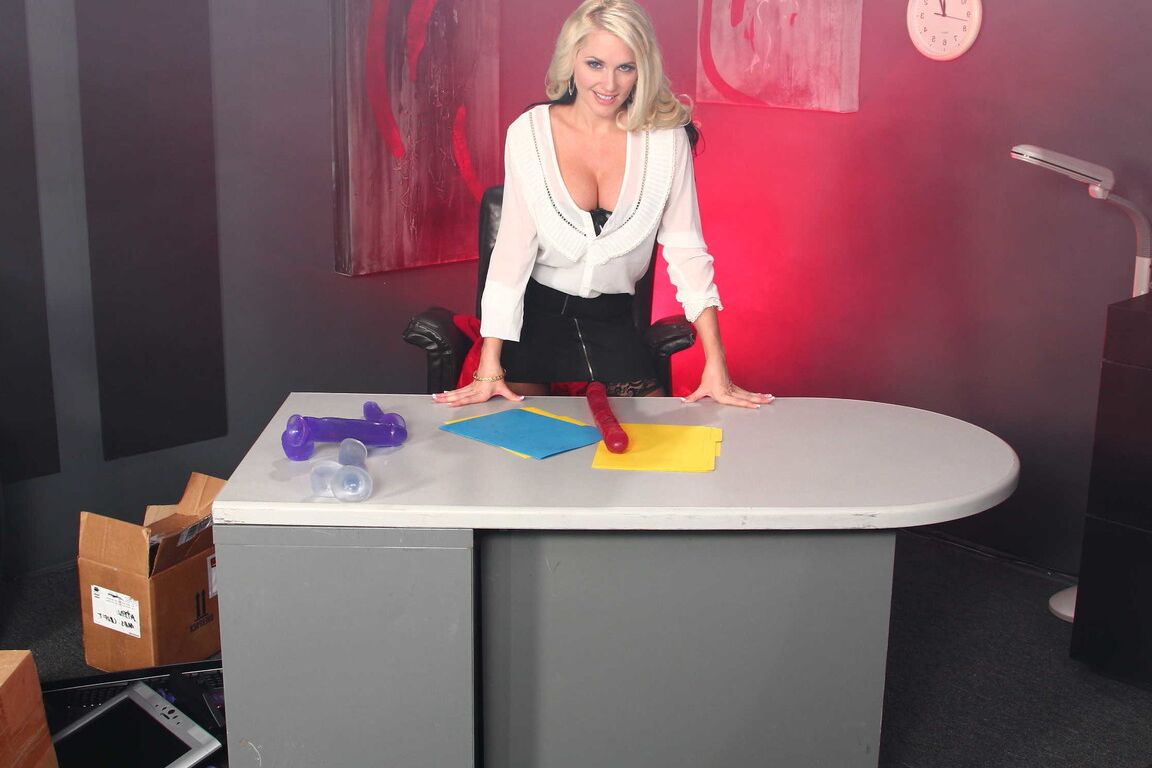 Die vollbusige 21P Alena Croft fickt ihren Chef und dankt ihm dafür, dass er ihr ein riesiges Spielzeug gekauft hat