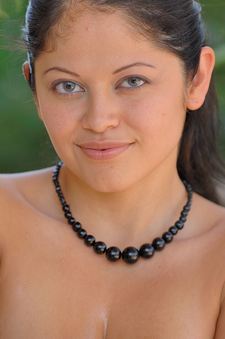21P Lusty amadora Marta lubrifica e massageia seus grandes peitos naturais
