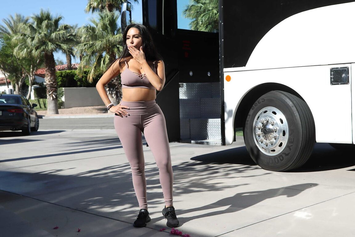 21P MILFs pervertidas con grandes tetas y culos calientes disfrutan de una orgía hardcore al aire libre