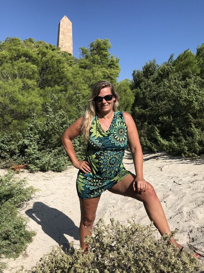 20P La grosse amatrice Sweet Susi coupe ses gros seins après avoir dénudé ses fesses sur une dune de sable