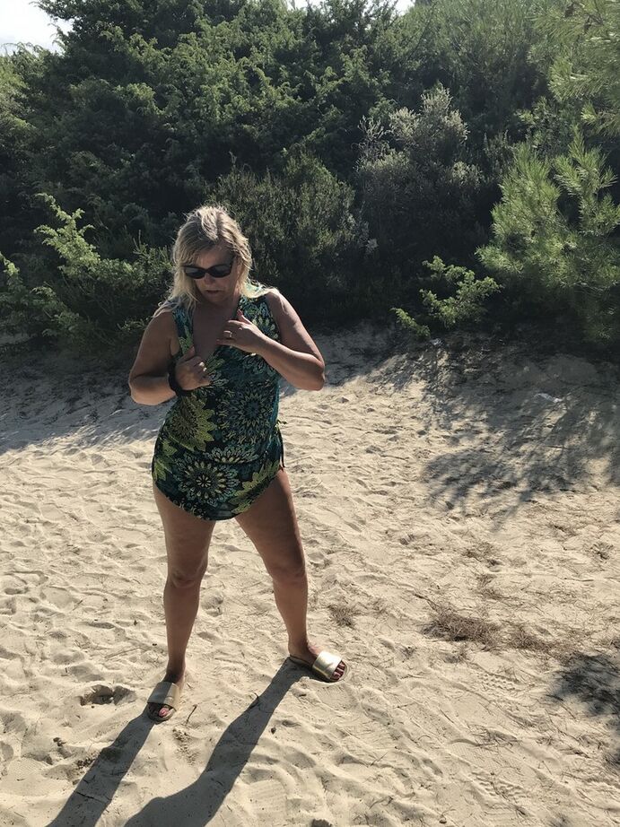 20P La grosse amatrice Sweet Susi coupe ses gros seins après avoir dénudé ses fesses sur une dune de sable