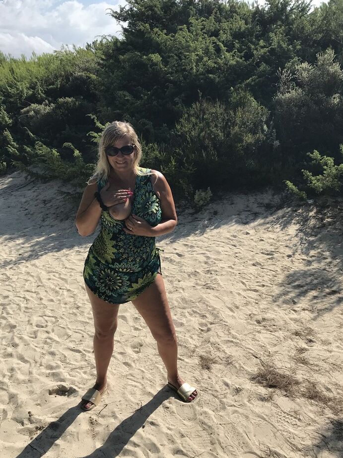 20P La grosse amatrice Sweet Susi coupe ses gros seins après avoir dénudé ses fesses sur une dune de sable
