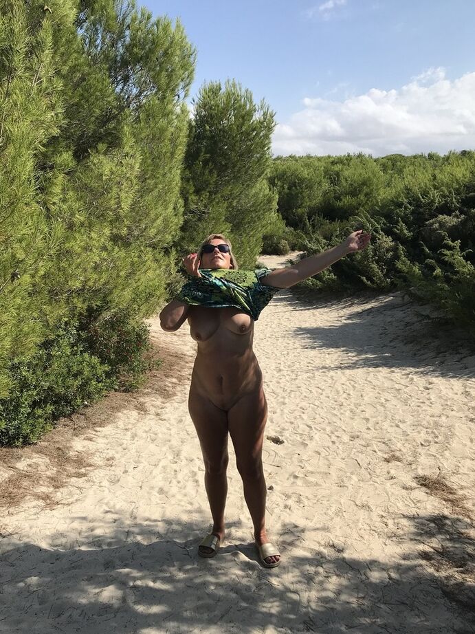 20P La grosse amatrice Sweet Susi coupe ses gros seins après avoir dénudé ses fesses sur une dune de sable