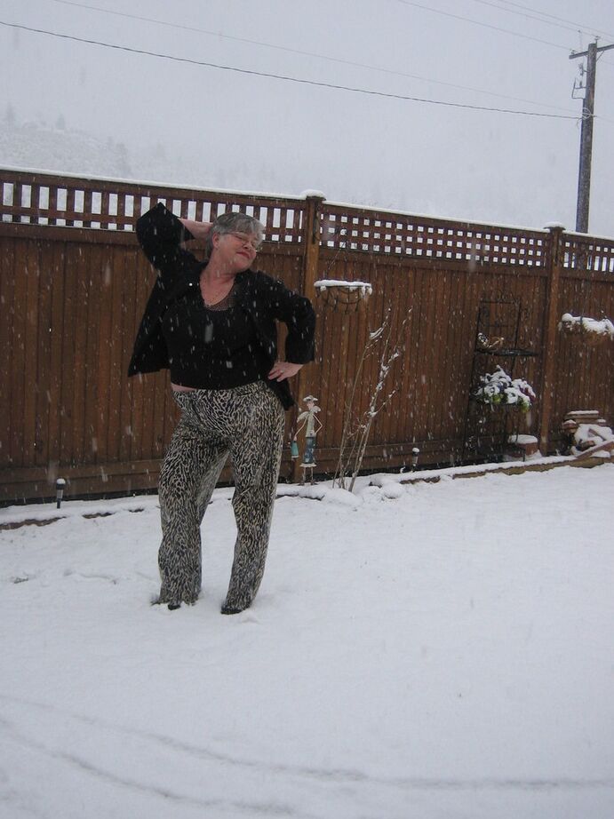 20P Naughty granny Girdle Goddess strips to her stockings and boots while it snows