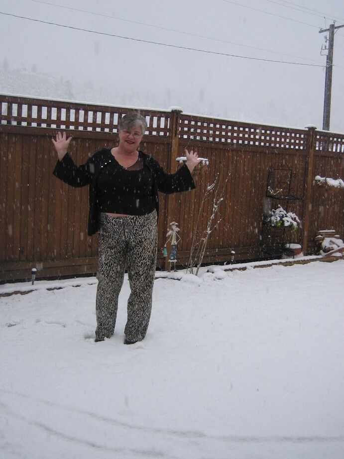 20P Naughty granny Girdle Goddess strips to her stockings and boots while it snows