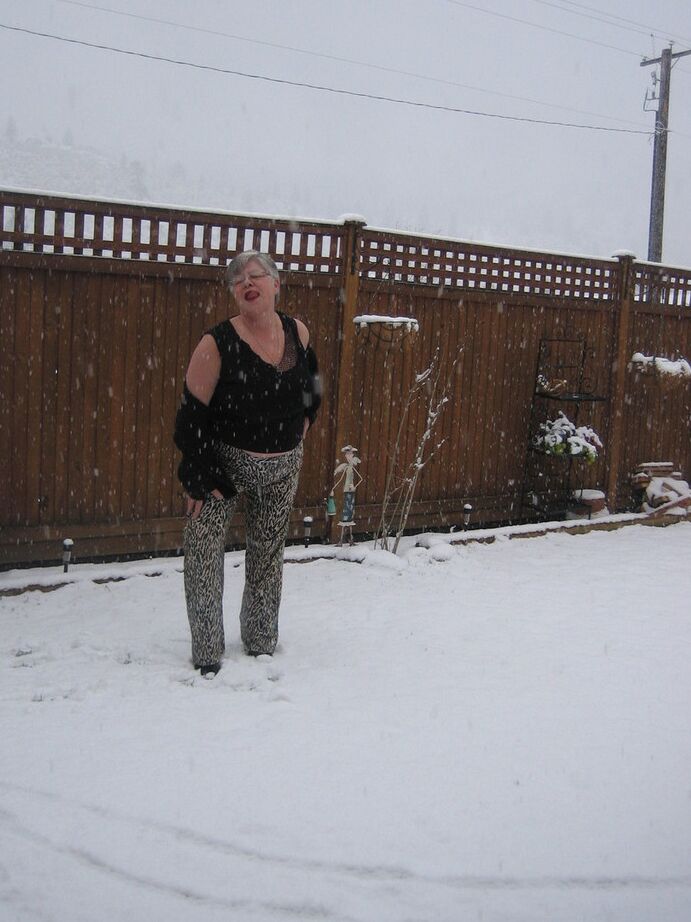 20P Naughty granny Girdle Goddess strips to her stockings and boots while it snows