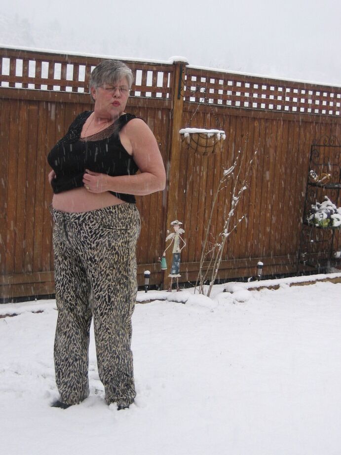 20P Naughty granny Girdle Goddess strips to her stockings and boots while it snows