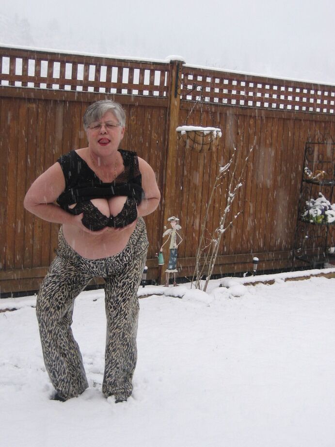 20P Naughty granny Girdle Goddess strips to her stockings and boots while it snows