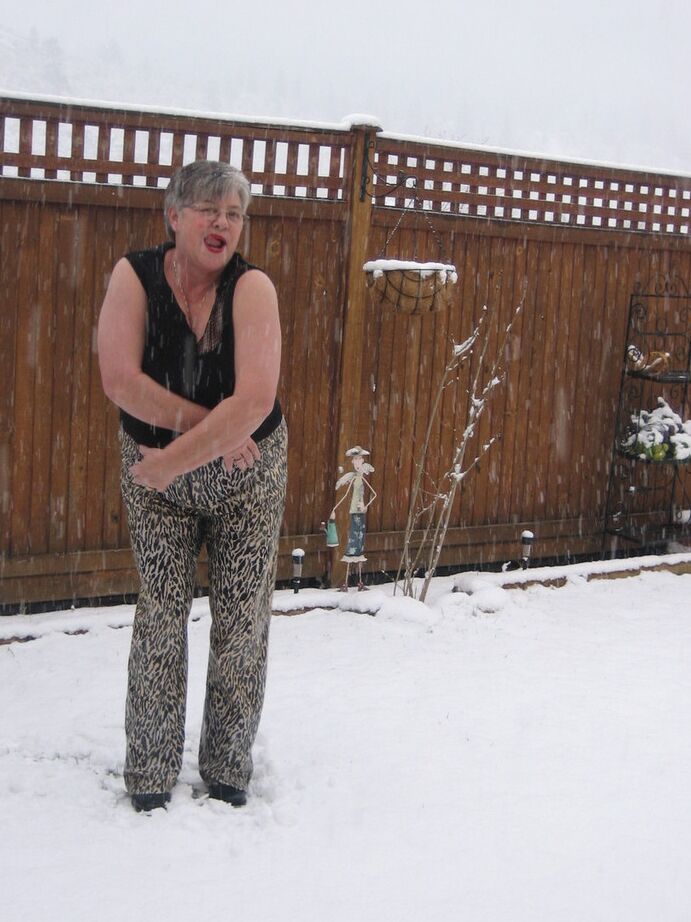 20P Naughty granny Girdle Goddess strips to her stockings and boots while it snows
