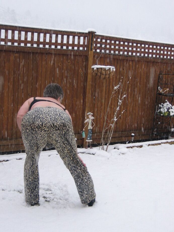 20P Naughty granny Girdle Goddess strips to her stockings and boots while it snows