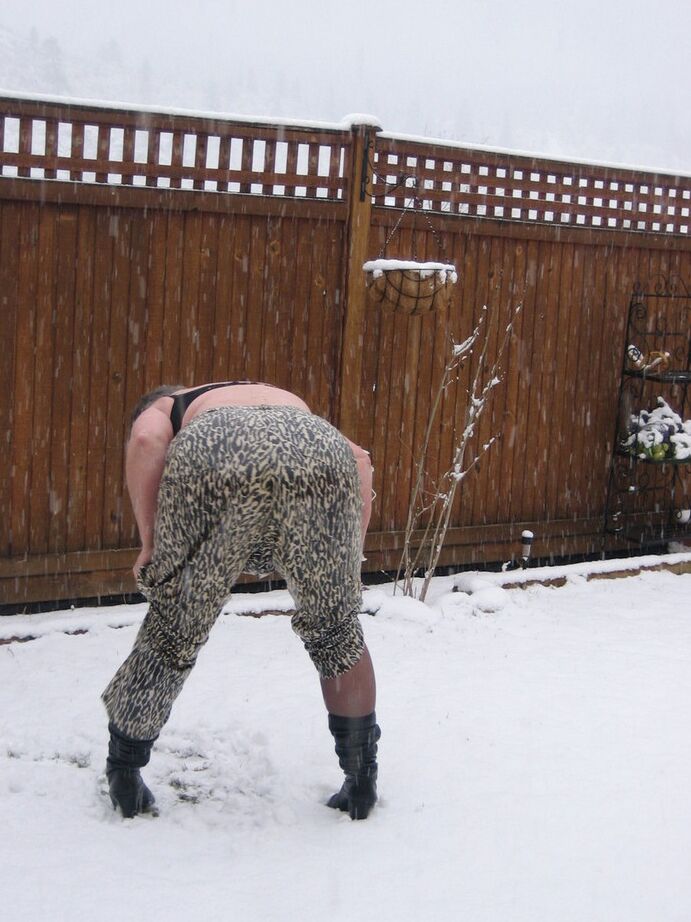 20P Naughty granny Girdle Goddess strips to her stockings and boots while it snows