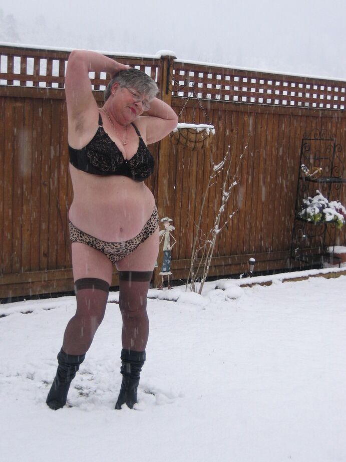 20P Naughty granny Girdle Goddess strips to her stockings and boots while it snows