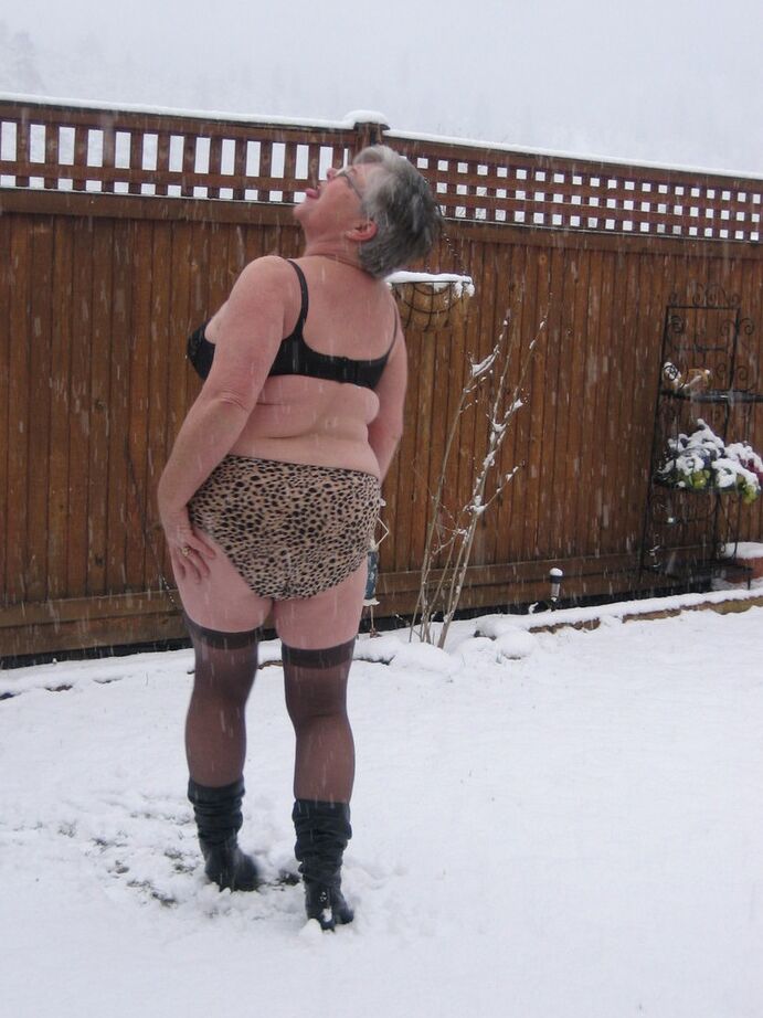 20P Naughty granny Girdle Goddess strips to her stockings and boots while it snows