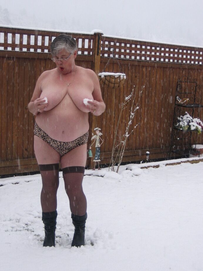 20P Naughty granny Girdle Goddess strips to her stockings and boots while it snows