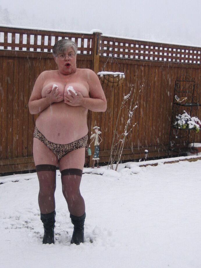 20P Naughty granny Girdle Goddess strips to her stockings and boots while it snows