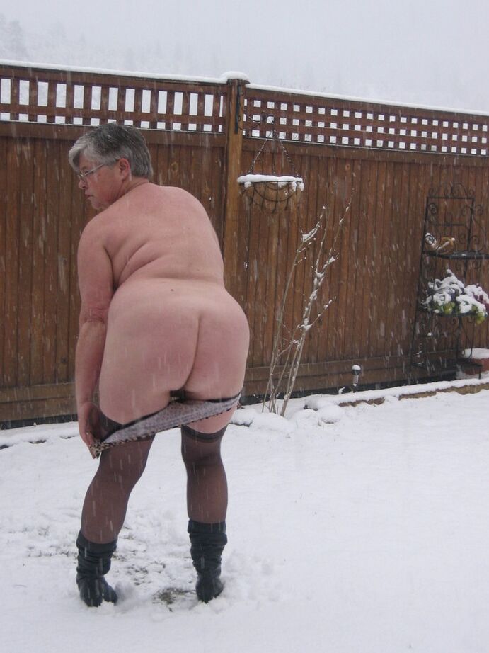 20P Naughty granny Girdle Goddess strips to her stockings and boots while it snows
