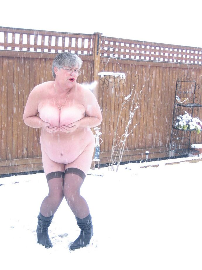 20P Naughty granny Girdle Goddess strips to her stockings and boots while it snows