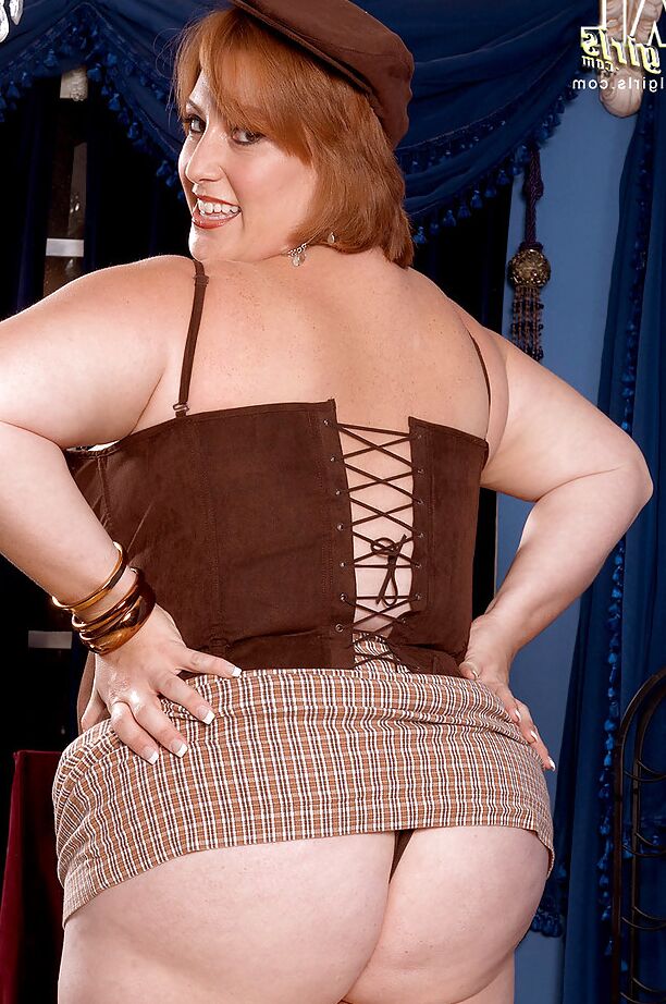 12P Fatty MILF Nikki Cars descubriendo sus enormes tetas y su gran culo