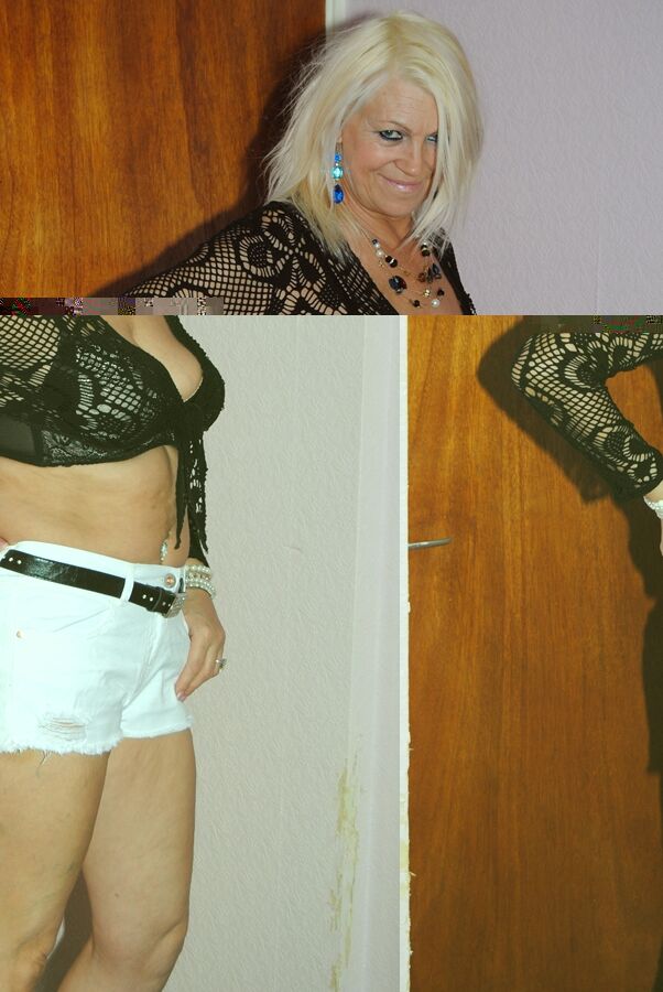 18P A modelo amadora Platinum Blonde liberta seus seios flácidos e sua fenda careca em um sofá