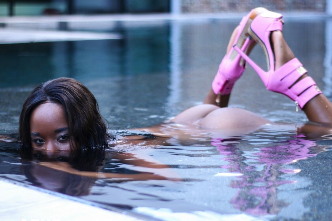 12P A garota negra Ashley Pink expõe sua bunda nua ao sair de uma piscina