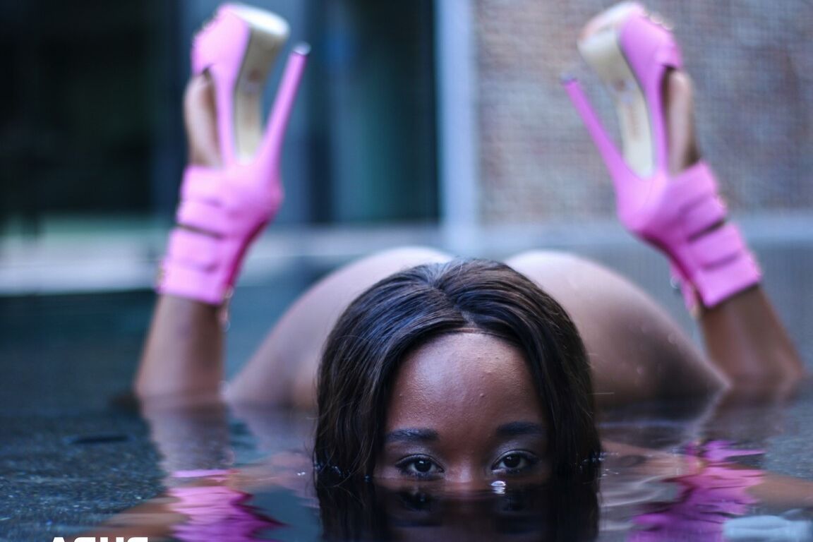 12P A garota negra Ashley Pink expõe sua bunda nua ao sair de uma piscina