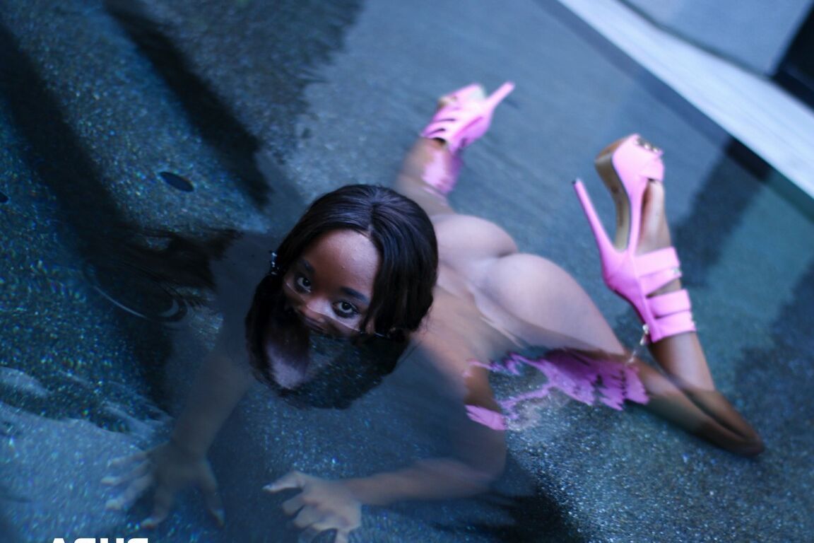 12P A garota negra Ashley Pink expõe sua bunda nua ao sair de uma piscina