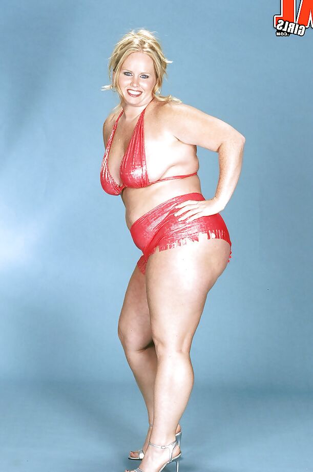 16P Loira BBW Kaitlin Klien exibindo bunda gorda e peitos grandes e flácidos ao ar livre