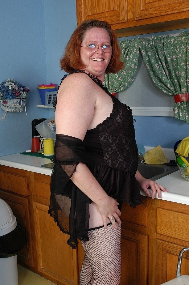 16P Ruiva gorda madura MILF Adrienne exibindo sua bunda grande em meias