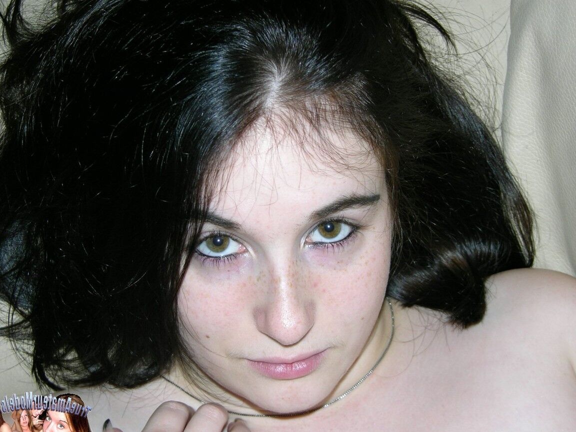 17P Adolescente de pelo oscuro gordita chupa una polla después de desnudarse en una cama