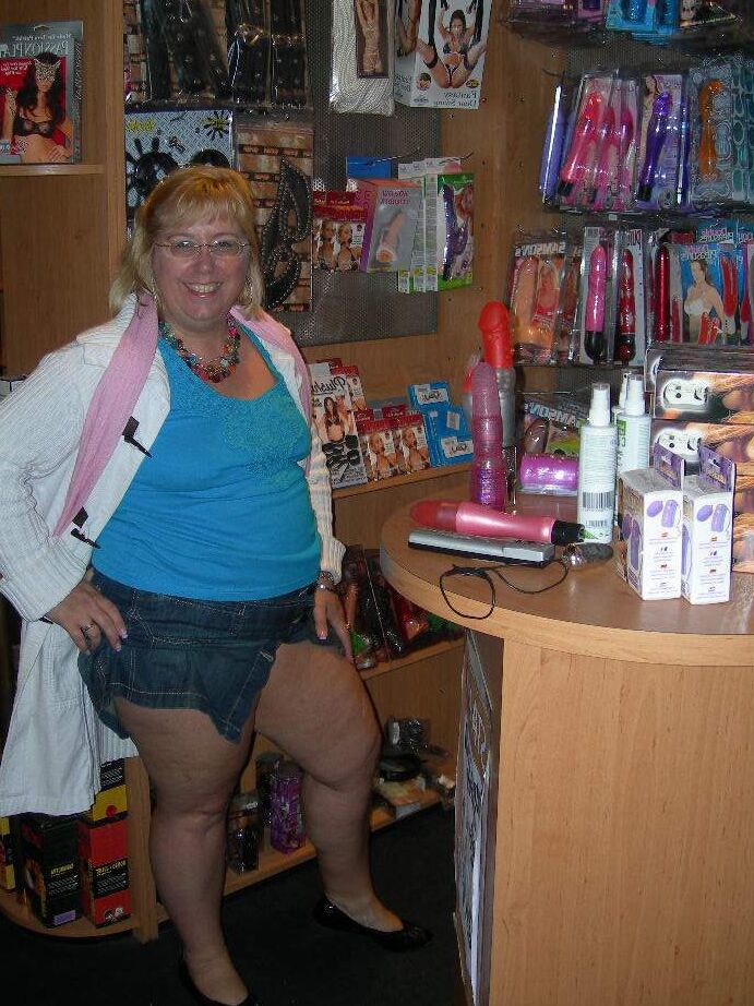 20P La gorda rubia británica Lexie Cummings se expone en público antes de masturbarse